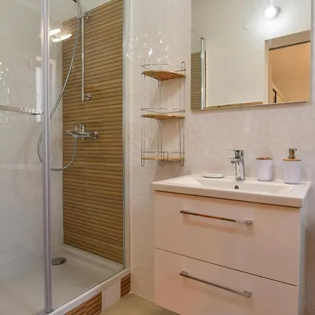 New Luxury 3 Bedroom 4 Air Conditioners Lejlighed