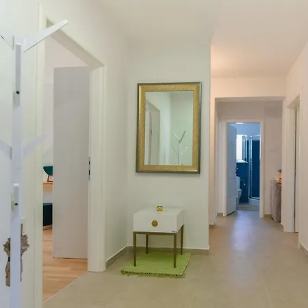 New Luxury 3 Bedroom 4 Air Conditioners Lejlighed