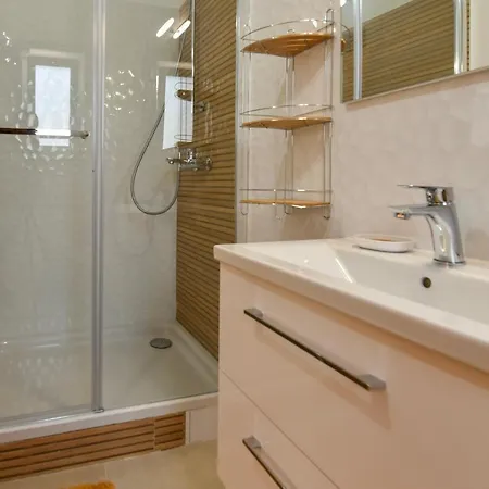 New Luxury 3 Bedroom 4 Air Conditioners 扎达尔