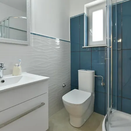 New Luxury 3 Bedroom 4 Air Conditioners *