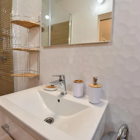 New Luxury 3 Bedroom 4 Air Conditioners *