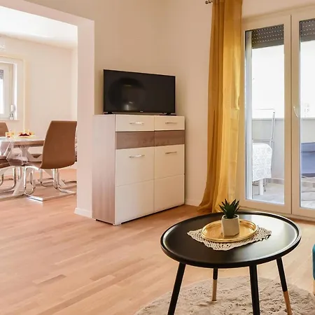 New Luxury 3 Bedroom 4 Air Conditioners דירה