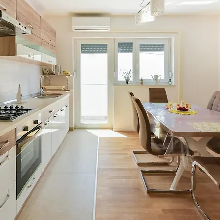 New Luxury 3 Bedroom 4 Air Conditioners