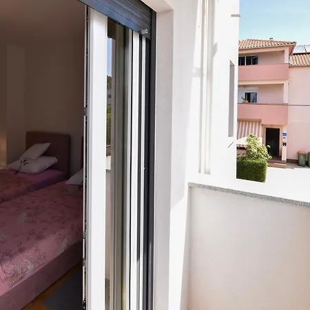 New Luxury 3 Bedroom 4 Air Conditioners *