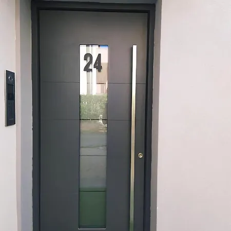 New Luxury 3 Bedroom 4 Air Conditioners *